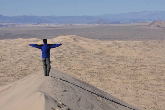 No alto das Kelso Dunes, maravilhado com a paisagem desértica de Mojave, na Califórnia, nos Estados Unidos